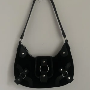 Svart handväska  - Fin handväska i bra skick, använd antalet gånger, inga tecken på slitage. Skriv för frågor eller fler bilder. Kolla gärna mina andra annonser! Pris kan diskuteras.