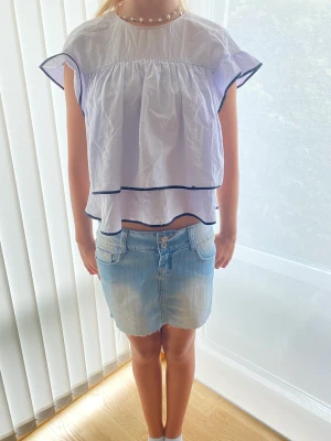 Blus - Super fin blus från zara, fint skick, skriv om ni undrar ngt❤️