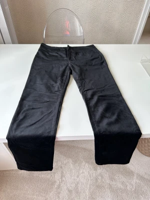 Sammetsbyxor - Sammets- kostymbyxor från Zara i jättefint skick. 