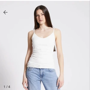 Linne - Vitt linne från lager 157, hör av dig vid frågor🫶🏻 nypris 30kr Säljer då den är lite för stor. Säljer även ett likadant i svart, köp båda för 15kr💗