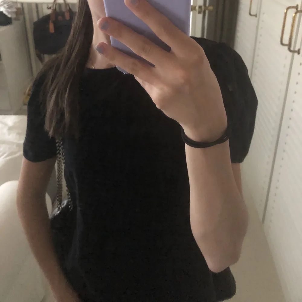 Tshirt med volang från lager 157. Fint skick! Storlek 150 (barnstorlek) men passar mig som har xxs/xs! Köparen står för frakt💘. T-paidat.