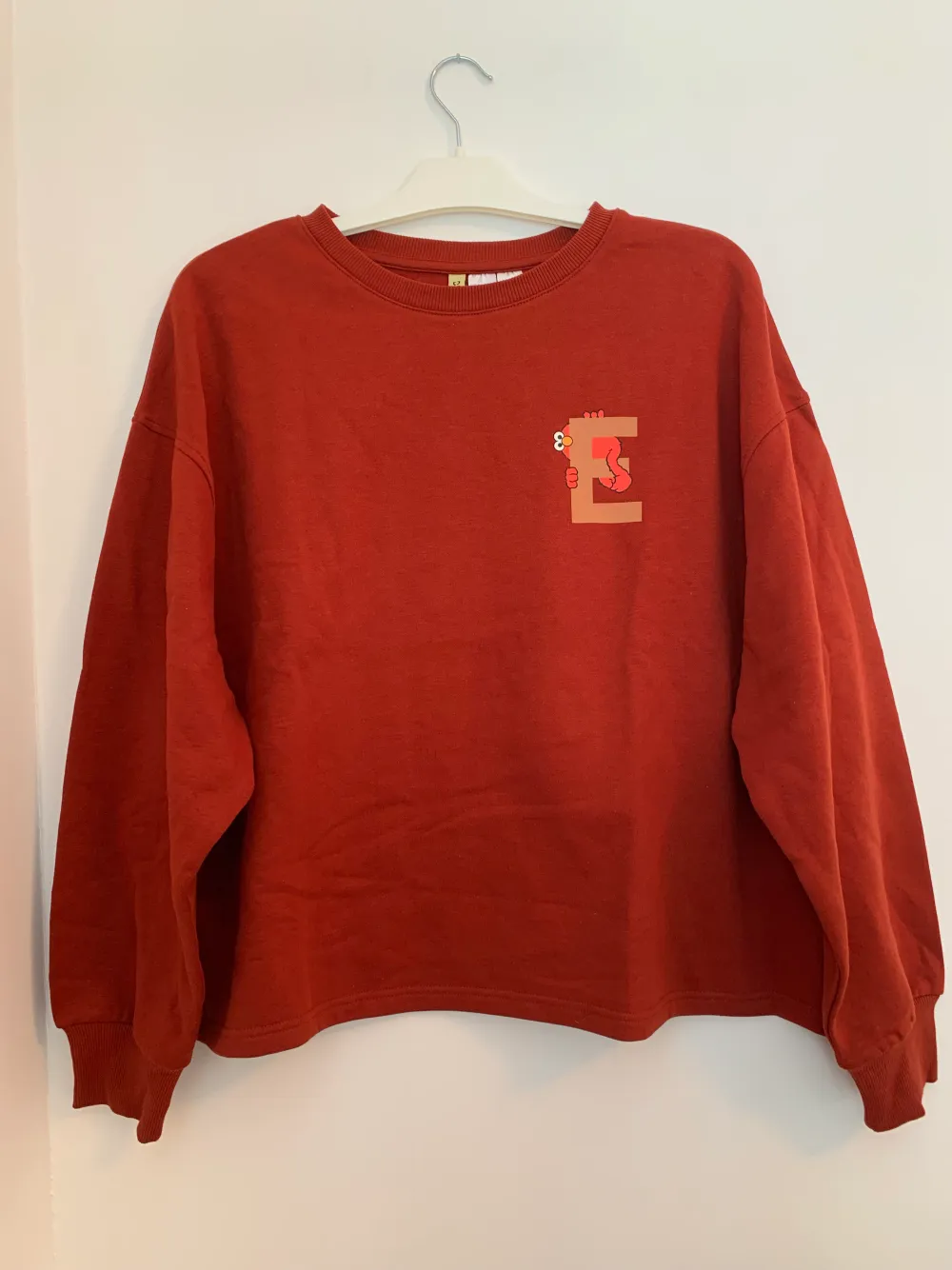 Ny, oanvänd, croppad, Elmo sweatshirt från H&M Divided i storlek L.  Sweatshirten är tegelröd.. Tröjor & Koftor.