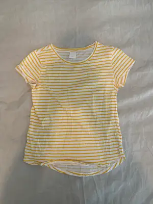 Vit och gulrandig t-shirt från H&M i storlek S. Knappt använd
