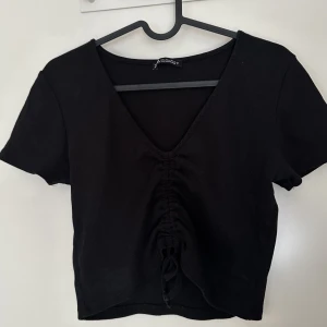 Svart tröja - Svart tröja med dragsko mellan brösten. Från zara, använd ett fåtal gånger