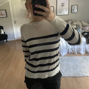 RANDIG TRÖJA - Säljer denna söta radiga tunna långarmade tröja från PRIMARK! Den är använd 2 gånger och är i fint skick! Hör av er vid frågor 