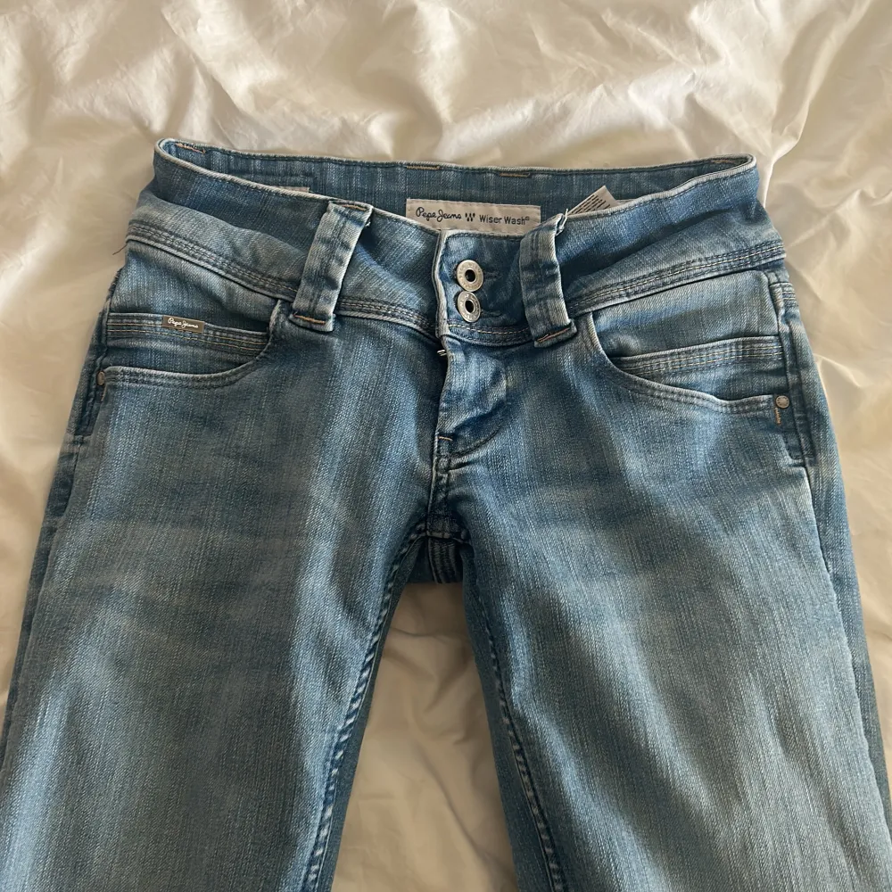 Säljer dessa ursnygg lågmidjade jeans från Peppe jeans. Knappt använda och inga defekter. Tryck på köp nu om du vill köpa. Startar budgivning om många är intresserade.   Midjemått - 70cm runt hela midjan Inerbenslängden - 74cm . Jeans & Byxor.