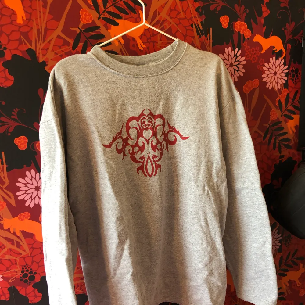 Grå sweatshirt från humana second hand i Göteborg . Tröjor & Koftor.