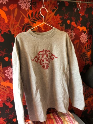 Sweatshirt  - Grå sweatshirt från humana second hand i Göteborg 