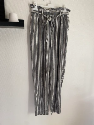 Högmidjade linnebyxor  - Högmidjade linnebyxor i storlek S Liten slitning över högra fickan  Pris 15kr 