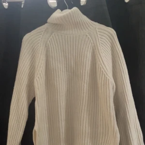 Vit stickad polotröja - Så fin vit stickad tröja med slitts på sidorna, från Gina tricot😍