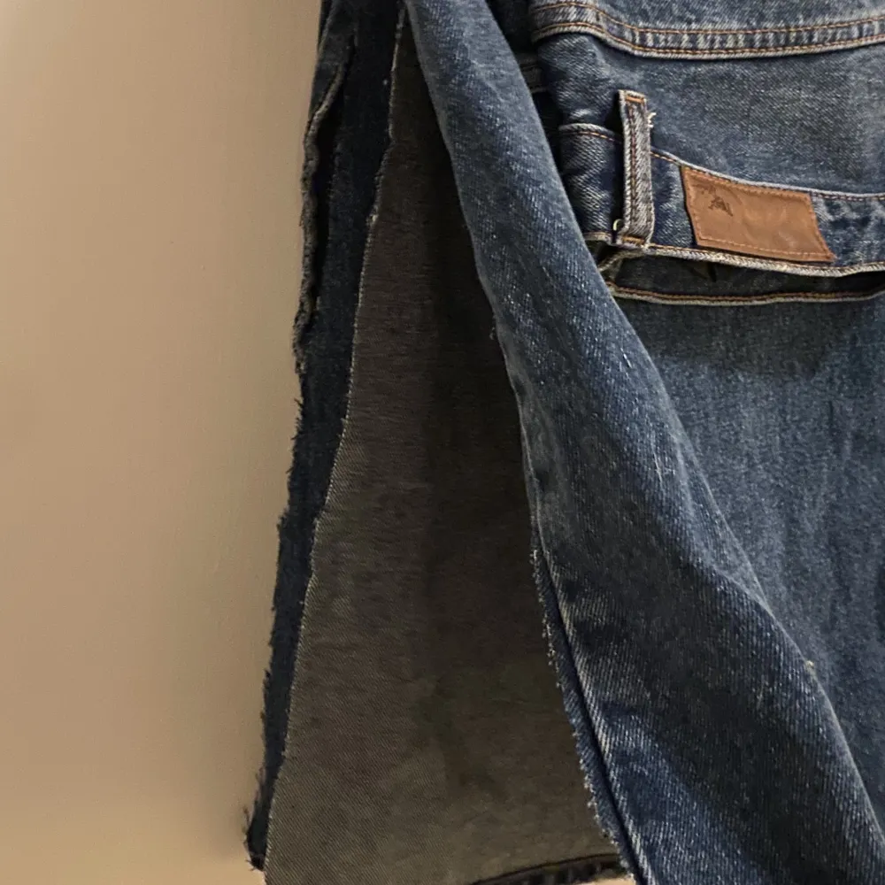 Långa utsvängda jeans från BIK BOK, inköpta typ 2017/18. Klippt slits på benen. Passar en S/M, mycket långa i benen dock. Väldigt tighta i stussen. Gott skick . Jeans & Byxor.