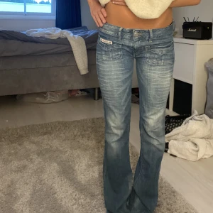 Low waist jeans - Herricher Jeans som tyvärr inte kommer till användning🧡🧡  Beninnerlängd: 81 cm i storlek 27x32 Benytterlängd: 98cm i storlek 27x32 midjemåttet tvärs över: 41 cm Jag är ungefär 1.62 cm lång🧡