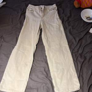Säljer dessa jeans från Lindex i storlek 140 säljer för att dom är för små.säljer billigt för att dom har en fläkt på benen som man ser på bild 2❤️❤️