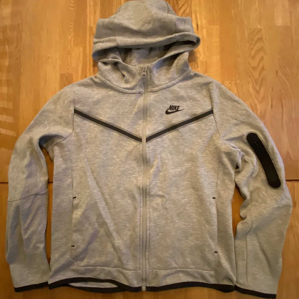 Hel och fin Nike hoodie stl 158-170 (XL junior) sparsamt använd.. Hoodies.