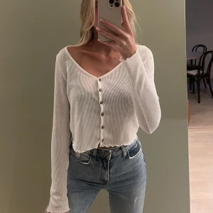 Tunn kofta - Vit tunn kofta från H&M. 