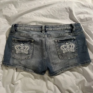 Lågmidjade jeansshorts - Lågmidjade Victoria Beckham liknande jeansshorts. Storlek 14 och de är lite stora på mig som brukar ha S. Mycket fint skick. Frakt tillkommer<3