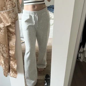 Basic straight sweatpants - Otroligt sköna och bekväma mjukisbyxor. (Nypris 299, pris går att diskutera) 