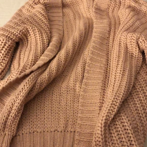 Stickad tröja  - En rosa fin stickad tröja som nästan aldrig har används. Väldigt fint skick 