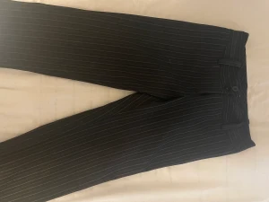 Low waist bootcut kostymbyxor - Säljer dessa low waist bootcut kostymbyxorna för att de inte kommer till så mycket användning. De är i nyskick, de går också att justera där bak💕