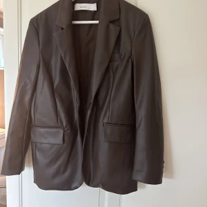 Skinnkavaj - Jag säljer denna kavaj i fejk skinn. Den är i storlek xs och i väldigt bra skick. Jag säljer den för 200 kr!