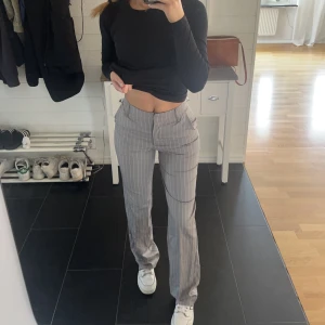 Randiga kostymbyxor - Jag säljer mina fina randiga kostymbyxor från bikbok då jag inte använder dem! Dem är imprincip oanvända, haft dem en gång bara! De har storlek 34! Är 163 cm lång! Köpte dem för 499kr men säljer dem för 150kr! Hör av er för mer bilder/frågor🥰