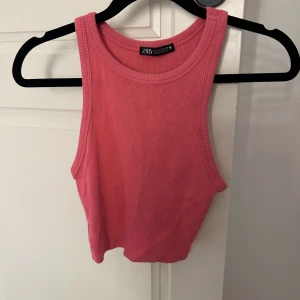Topp  - Säljer denna fina topp/linne då det inte kommer till användning, använd sparsamt och ser ut som nytt