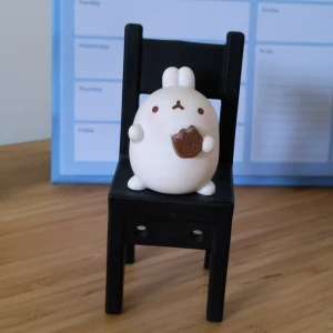 Molang - Så söt molang figur! Säljer pga att jag har för mycket dekorationer och för litet rum 😓😓 köpt på kawaiishoppen dyrt men kommer tyvärr inte ihåg priset lol (dom som varit på kawaiishoppen vet hur dyrt de e där...)