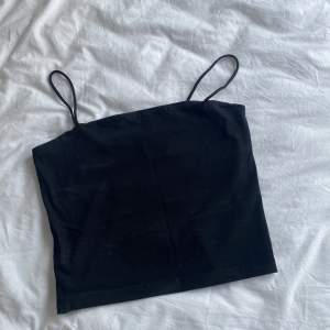 Hej säljer ett svart linne i storlek M ifrån ginatricot sitter så fint på