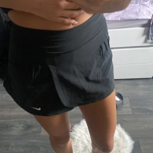 Nike träningskjol - Nike träningskjol, har tillhörandr shorts