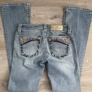 Miss me jeans i lågmidjade bootcut som va tyvärr för långa på mig😔 midjemått tvärsöver :35 cm innerbenslängd:77cm ❤️