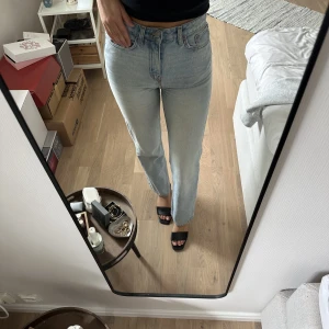 Snygga jeans från weekday💙🫶🏼 - Snygga jeans från weekday i modellen voyage. Strl 26/30. Sparsamt använda och fortfarnade i väldigt bra skick!👌🏼💓 Org pris 590 kr