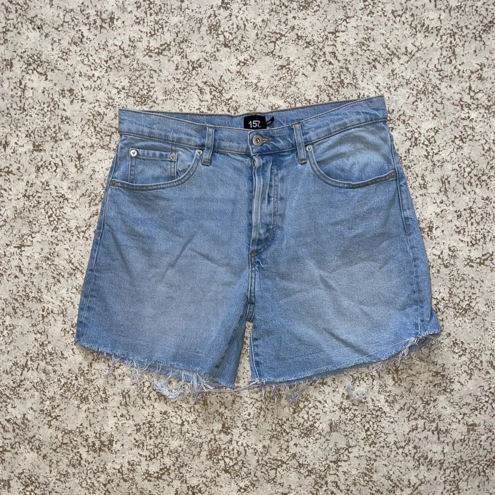 Blåa jeansshorts som antingen kan vara lite längre eller vikas upp, köparen står för frakten och priset går att förhandla . Shorts.