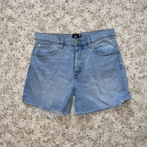 Blåa jeansshorts  - Blåa jeansshorts som antingen kan vara lite längre eller vikas upp, köparen står för frakten och priset går att förhandla 