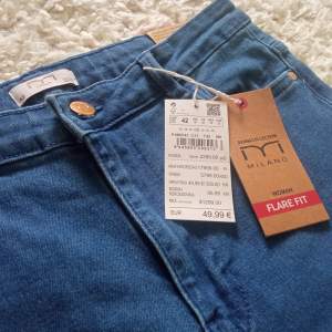 Milano mörkblå jeansbyxor med elasticitet och hög midja.Halvklocka på benen.Nytt med prislapp 💙☺️