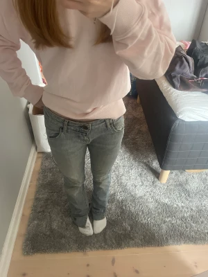 Low waist miss sixty Jeans - Säljer mina miss Sixty jeans då de knappt kommer till användning🙌  Pris: 200kr + frakt.   Kan tänka mig att mötas upp. Stolek: 25, passar perfekt på mig som är 164