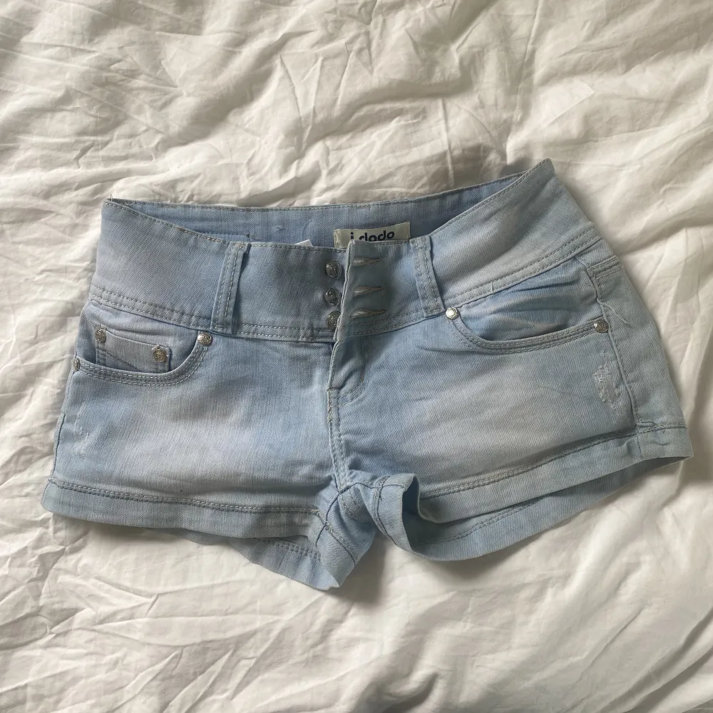 Säljer mina älskade jeansshorts då dem är för små. . Shorts.
