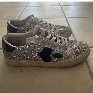 Skor  - Säljer dessa snygga skor, storlek 37🫶🏼