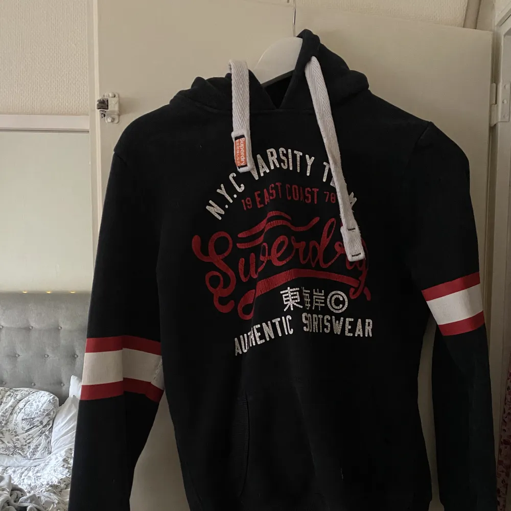 Säljer denna hoodie från superdry som har PERFEKT passform😍 köptes 2018 men har tyvärr aldrig kommit till användning därav säljer jag den💕 väldigt fint skick  🌸ca 700kr originalpris. Hoodies.