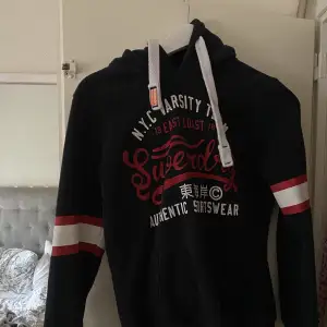 Säljer denna hoodie från superdry som har PERFEKT passform😍 köptes 2018 men har tyvärr aldrig kommit till användning därav säljer jag den💕 väldigt fint skick  🌸ca 700kr originalpris