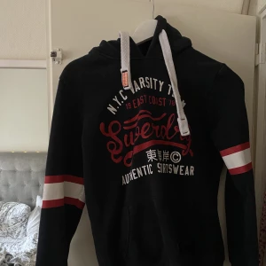 Marinblå tröja🫐 - Säljer denna hoodie från superdry som har PERFEKT passform😍 köptes 2018 men har tyvärr aldrig kommit till användning därav säljer jag den💕 väldigt fint skick  🌸ca 700kr originalpris