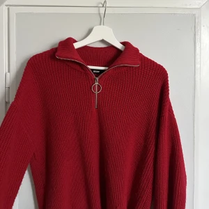 Röd tjocktröja BikBok strl. XS - Röd tjocktröja från BikBok i strl XS. Använd men i bra skick. 🙌🏼
