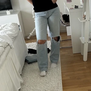 Jeans - Skit snygga jeans. Från Gina tricot. Storlek 36 men passar även 34 o 38. Nypris 500kr