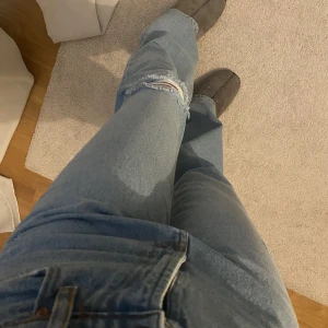 Jeans med hål - Säljer dessa jeans då jag använt d fåtals gånger. Skriv till mig för mer bilder