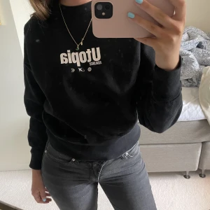 Sweatshirt - Säljer en så najs sweatshirt från H&M x Eytys ❤️‍🔥