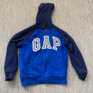 Gap-hoodie - Blå gap hoodie i väldigt bra skick, tröjan är i stort sett oanvänd, tröjan är ullig inuti och är väldigt skön