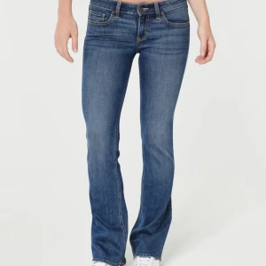 Jeans  - Säljer nu dessa blåa lågmidjade jeans från hollister då jag inte använder dom och har bara använt de en gång. Nypris är 550kr❤️sista bilden är min!!! Dom är stretchiga så dom passar 36-38, Jag är 170!