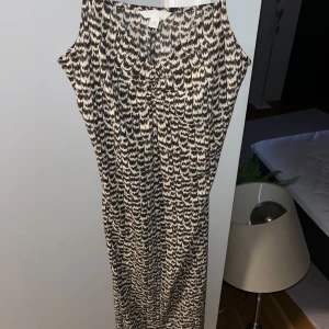 Klänning - Storlek:M Från: H&M Skick: väldigt bra, aldrig använt! Postar med PostNord och tar bara emot Swish! Skriv för mer info🩷