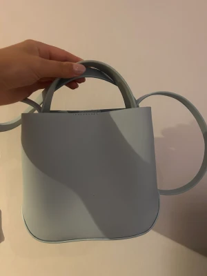 Ljusblå väska  - -