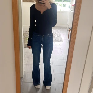 Bootcut jeans - Bootcut jeans högmidjade blåa, bra skick.