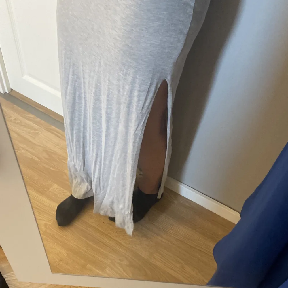 Fin grå klänning i ett tunt tyg som är i bra skick. Köpte den för 1 år sen men har inte använt den så mycke då jag inte gillar att ha på mig klänningar. Jag ör 160 cm och den är precis till mina fötter.. Klänningar.